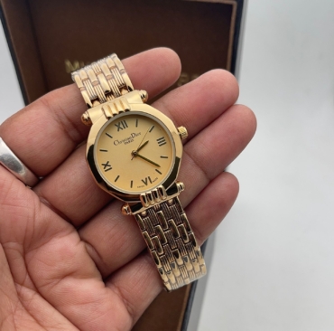Dior ladies watch with golden colour dial for women collection