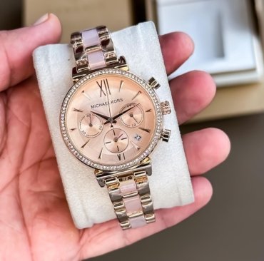 Michael Kors Cute Rosegold Stylish And Attractive Women's Watch