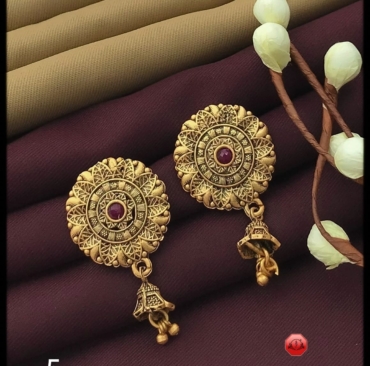 New Golden Earrings for women Fancy. Safety information Keep away from sweat, water or liquid perfume. Never store in velvet wrap. BOOK NOW!