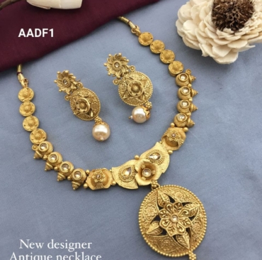 Trending Unique Golden Graceful Jewellery Set for Women