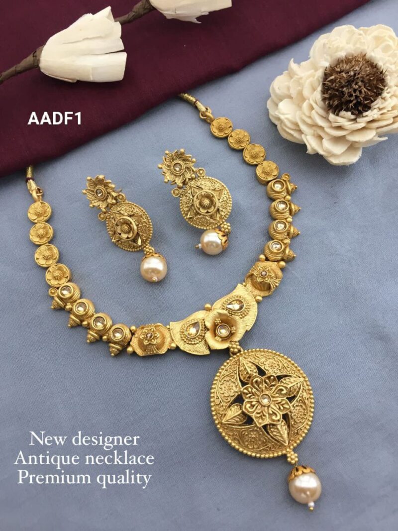 Trending Unique Golden Graceful Jewellery Set for Women